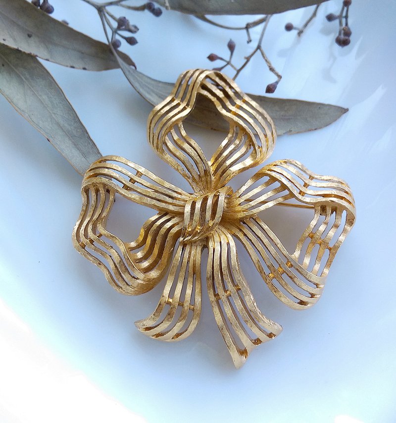 Vintage Jewelry 西洋古董飾品 MONET   厚實 禮花 蝴蝶結 別針 - 徽章/別針 - 其他金屬 金色