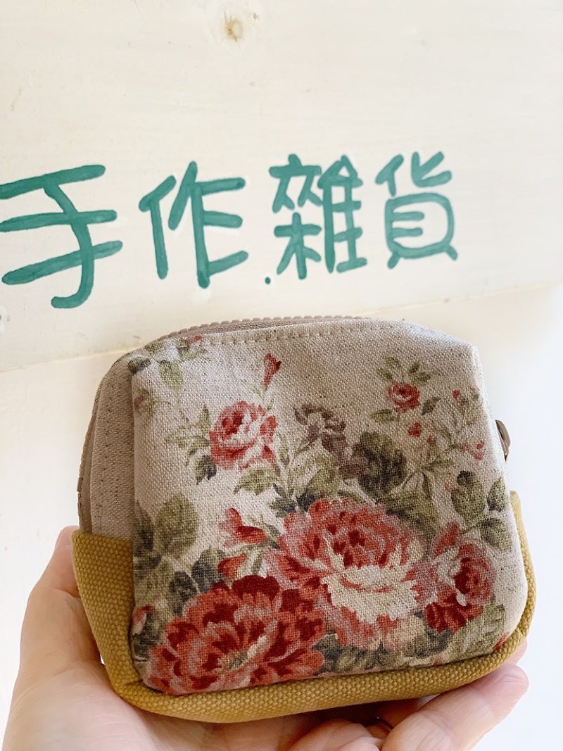 [Good day hand made] Handmade. Romantic flowers. Pocket storage bag. - Toiletry Bags & Pouches - Cotton & Hemp Khaki