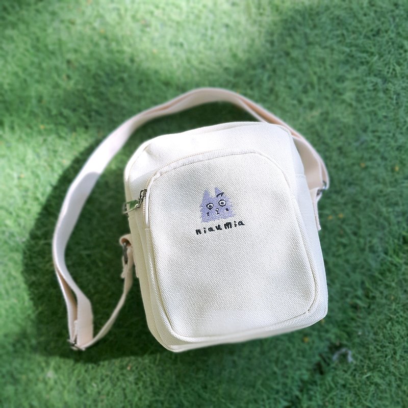 Medium-sized canvas bag crossbody bag with embroidery pattern (off-white)/social animal cat insomnia cat Hui Xiaoyang - Messenger Bags & Sling Bags - Cotton & Hemp White