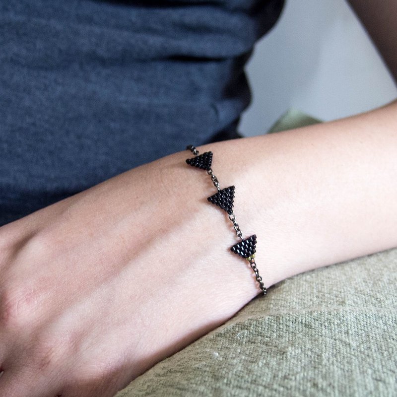 Triangle Bracelet, Black Triangle Bracelet, Beaded Black Bracelet, Black Chain Bracelet, Modern Urban Geometric Minimalist OOAK - 手鍊/手環 - 玻璃 黑色