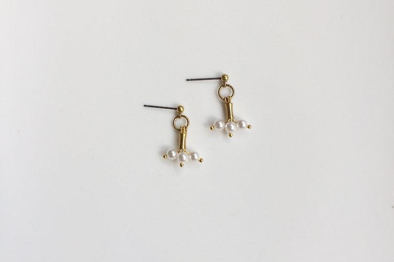 wild flower 珍珠黃銅造型耳環 - 耳環/耳夾 - 其他金屬 白色