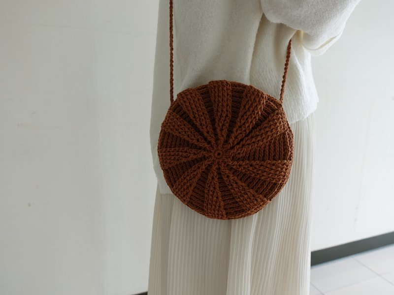 Chocolate biscuit side backpack/woven/handmade bag - กระเป๋าแมสเซนเจอร์ - ผ้าฝ้าย/ผ้าลินิน 