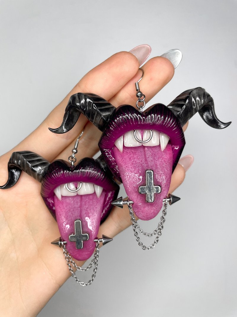 Earrings. Monstrous lips with chains and piercings. - 耳環/耳夾/耳骨夾 - 黏土 