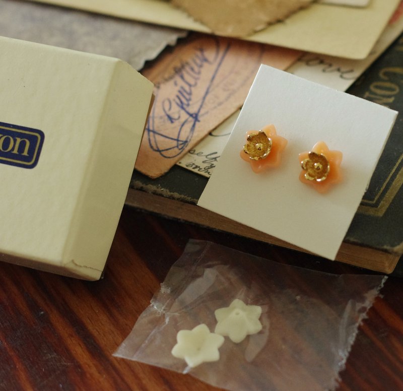 老又好古董珠寶 Vintage 1983粉橘白色花針式耳環 AVON P469 - 耳環/耳夾/耳骨夾 - 其他金屬 金色