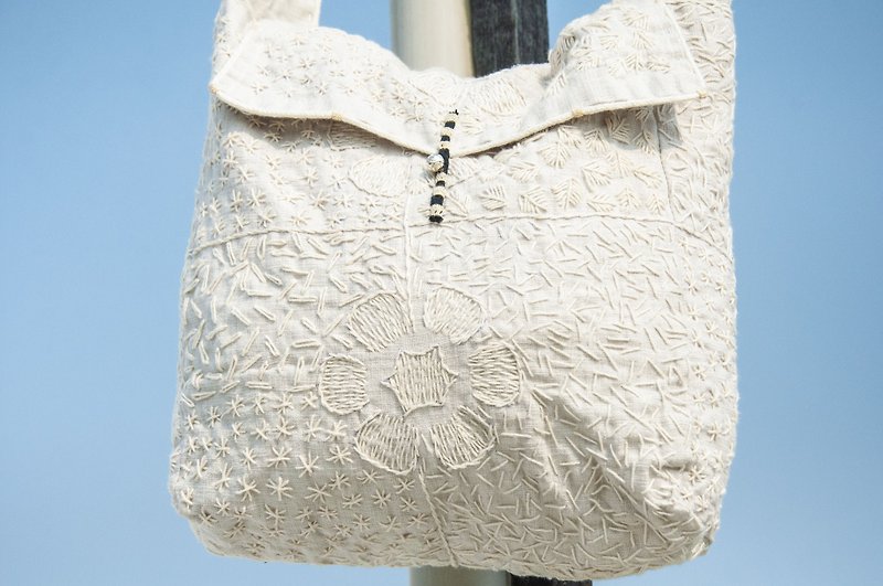 Hand-stitched pure cotton cross-body bag, embroidered side bag, hand-embroidered shoulder bag, hand-stitched white bag-flower style - กระเป๋าแมสเซนเจอร์ - ผ้าฝ้าย/ผ้าลินิน สีใส