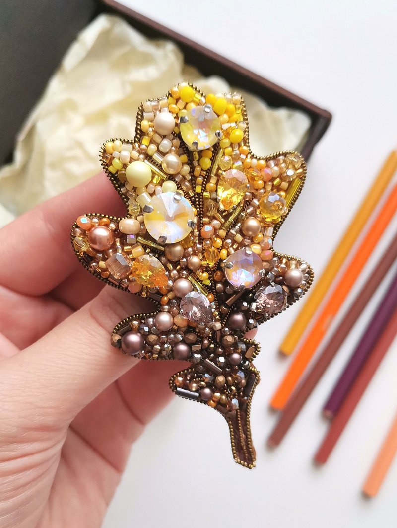 Oak leaf jewelry brooch beaded - 胸針 - 玻璃 咖啡色