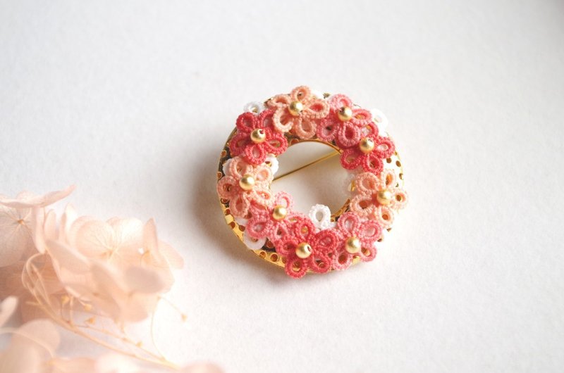 Tatting lace floret brooch Spring - เข็มกลัด - ผ้าฝ้าย/ผ้าลินิน สึชมพู