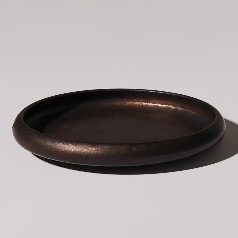 2 Selected Objects_Xinwangji Porcelain_Golden Glaze Round Shallow Plate - จานและถาด - เครื่องลายคราม หลากหลายสี