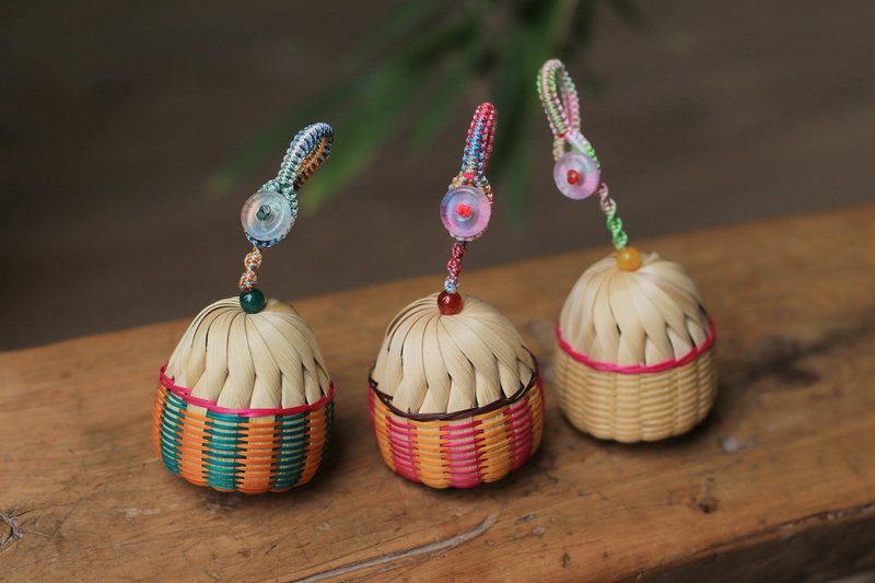 Bamboo weaving series | Colorful bells with contrasting colors to announce peace | Ornament bag trailer | Glass peace - พวงกุญแจ - ไม้ไผ่ 