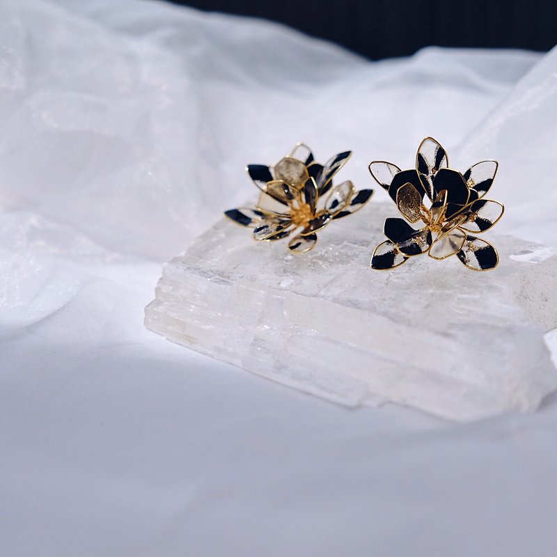<Bee> one ear shape hand-designed resin earrings/earring/accessories - ต่างหู - เรซิน สีใส
