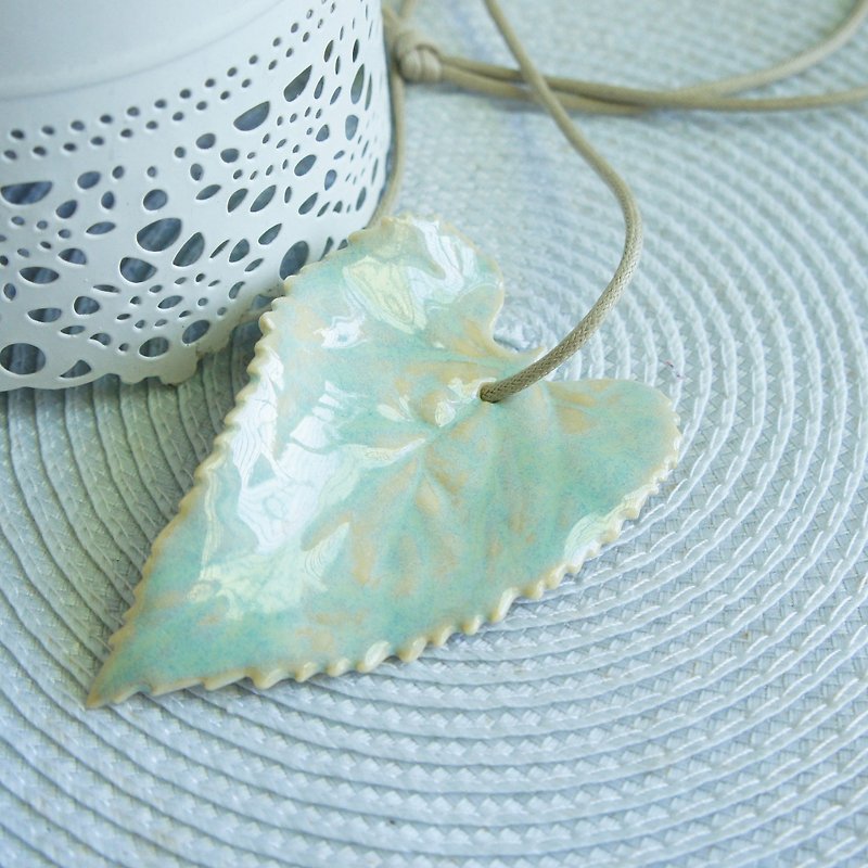 Lovely Japanese porcelain clay [leaf-shaped necklace A, spring green] 90 cm neck cord - Necklaces - Pottery Green