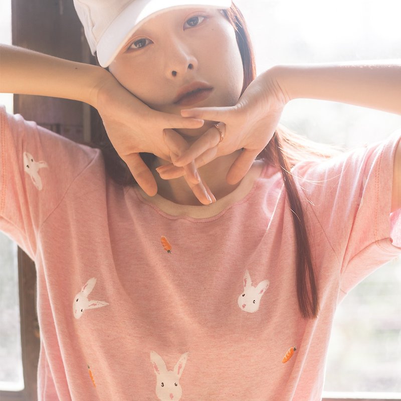 White Rabbit and Carrot -Pink / Blue -Short Sleeve Top T-shirt - T 恤 - 棉．麻 藍色
