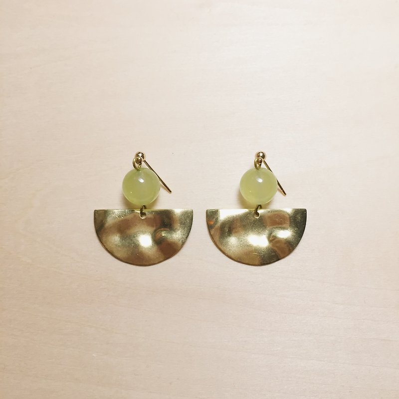 Vintage white grape jade wave semicircle earrings - Earrings & Clip-ons - Jade Green