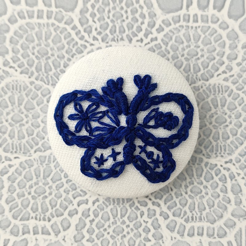 ぷっくり蝶々の刺繍ブローチ - 胸針 - 棉．麻 藍色