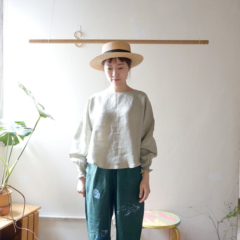 Heart Flower Series-Super cute wrinkled elastic sleeve linen lake green long-sleeved top - เสื้อผู้หญิง - ผ้าฝ้าย/ผ้าลินิน สีเขียว