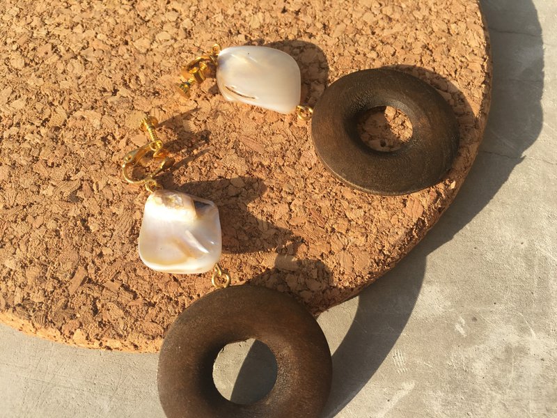 Sounorth 原木頭棕色 打磨不規則貝殼手工耳釘耳環無耳洞耳夾 handmade [ wooding&shell] earrings/clips - 耳環/耳夾/耳骨夾 - 木頭 咖啡色
