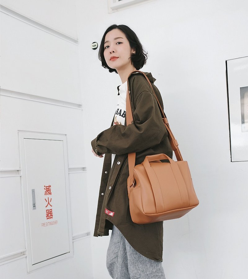 斜挎包 WHITEOAKFACTORY Cubie shoulder bag - Tan / Brown / Camel - 側背包/斜孭袋 - 人造皮革 咖啡色