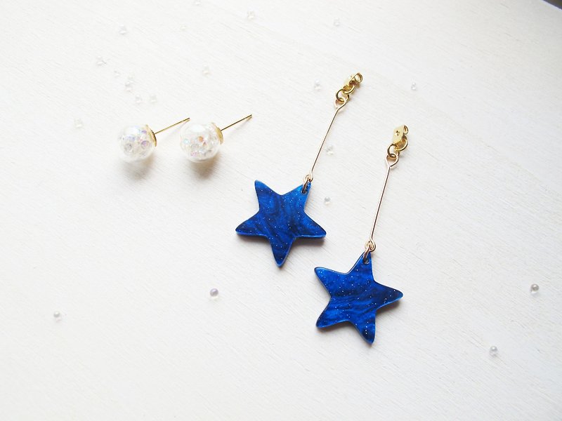 Rosy Garden 寶藍色星星樹脂片配白色水晶玻璃球耳環 可換耳夾式 - 耳環/耳夾 - 其他材質 藍色