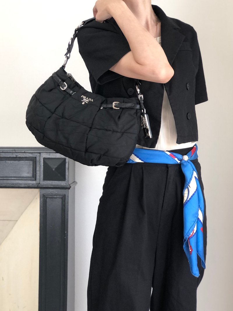 【 日本直送　名牌中古包 】PRADA プラダ ショルダーバッグ ブラック シルバー ロゴ ナイロン キルティング ホーボーバッグ vintage kut77d - 側背包/斜背包 - 尼龍 黑色