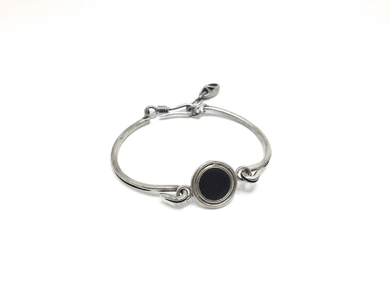 One of Olinda・Pure Silver Matte Enamel Bracelet (Castle Black) | Olinda - สร้อยข้อมือ - กระดาษ สีดำ