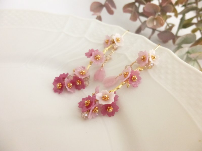 枝に咲く満開の桜、寒緋桜のピアス・イヤリング - 耳環/耳夾/耳骨夾 - 其他金屬 粉紅色