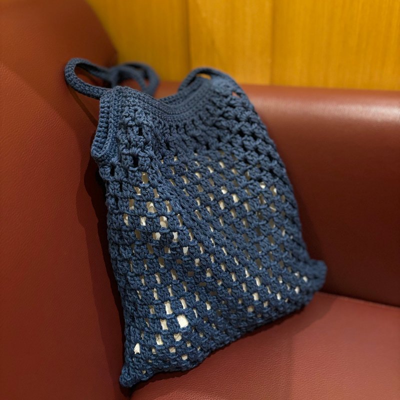 Handmade crocheted mesh bag - กระเป๋าถือ - ผ้าฝ้าย/ผ้าลินิน สีน้ำเงิน