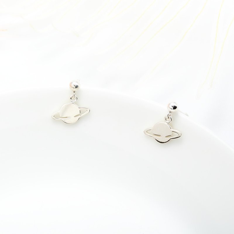 【Angel & Me】Saturn Universe s925 sterling silver earrings birthday gift - Earrings & Clip-ons - Sterling Silver Silver