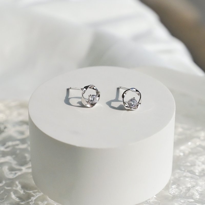 Twist Sparkling Solitaire Diamond Sterling Silver White Plated K Solitaire Earrings - ต่างหู - เงินแท้ สีเงิน