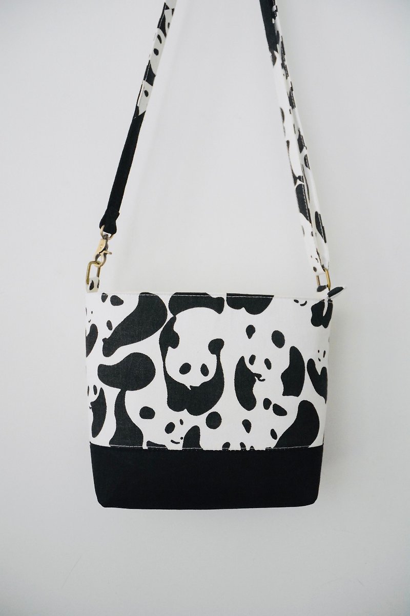 Panda simple crossbody bag accepts customized size - กระเป๋าแมสเซนเจอร์ - ผ้าฝ้าย/ผ้าลินิน สีดำ