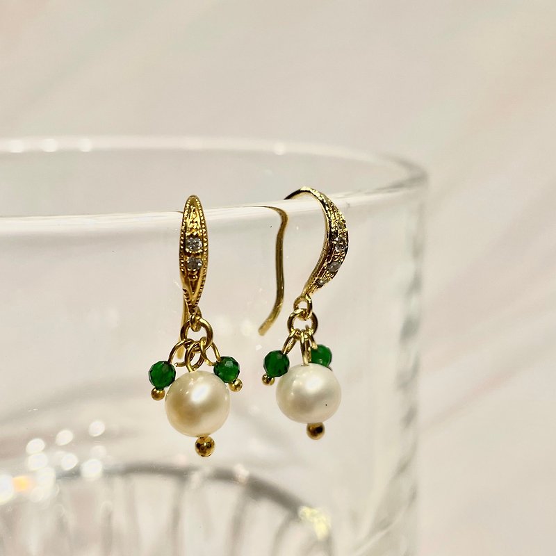 【Chestnut Flower】Audrey Hepburn freshwater pearl earrings. Jade green - Earrings & Clip-ons - Copper & Brass Multicolor