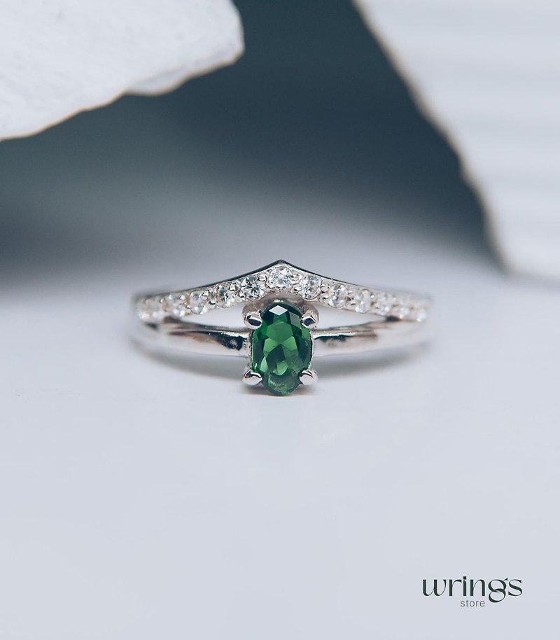 閃亮V型垂直橢圓祖母綠訂婚戒指 女款 配側面仿鑽立方氧化鋯 - 戒指 - 銀 