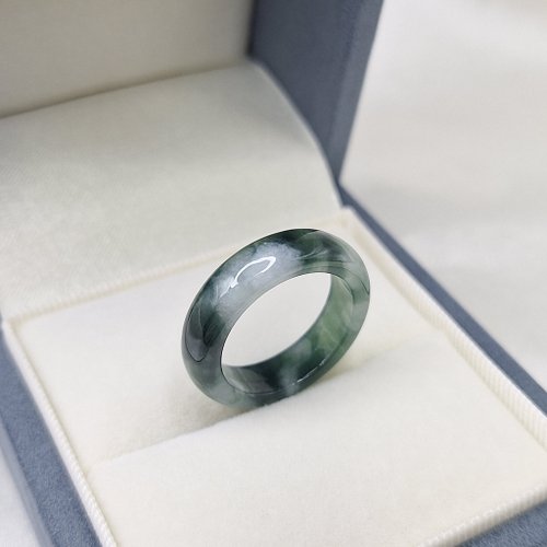 しっとりとした濃いブルーの模様のリング、翡翠リング 国際規格11号