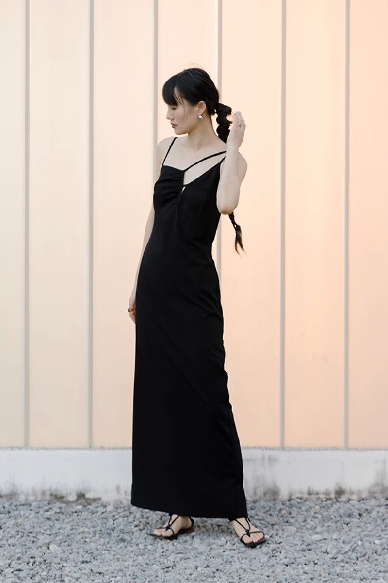 Charming resort style asymmetrical cutout dress - ชุดเดรส - ผ้าฝ้าย/ผ้าลินิน สีดำ