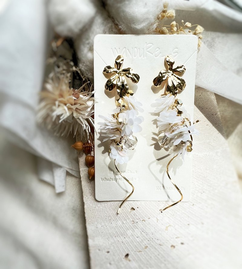 three-dimensional romantic flower earrings - ต่างหู - โลหะ สีทอง