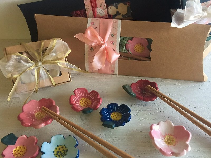 【Chopsticks-Chopsticks Rack】Sweet Gift Box (1 chopsticks rack+1 pair chopsticks) - ตะเกียบ - ดินเผา หลากหลายสี