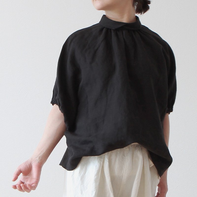 Black Linen is mature and cute Back walnut button volume sleeve French Linen blouse half sleeve / black - เสื้อเชิ้ตผู้หญิง - ผ้าฝ้าย/ผ้าลินิน สีดำ