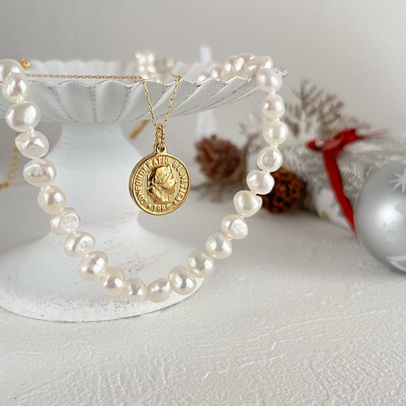 A freshwater pearl necklace and surgical Stainless Steel steel coin necklace set that can be enjoyed in many different ways. Free shipping. - สร้อยคอ - ไข่มุก ขาว