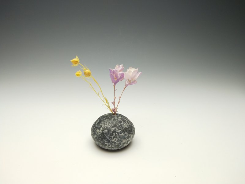 原石小花器 - 花瓶/花器 - 陶 黑色