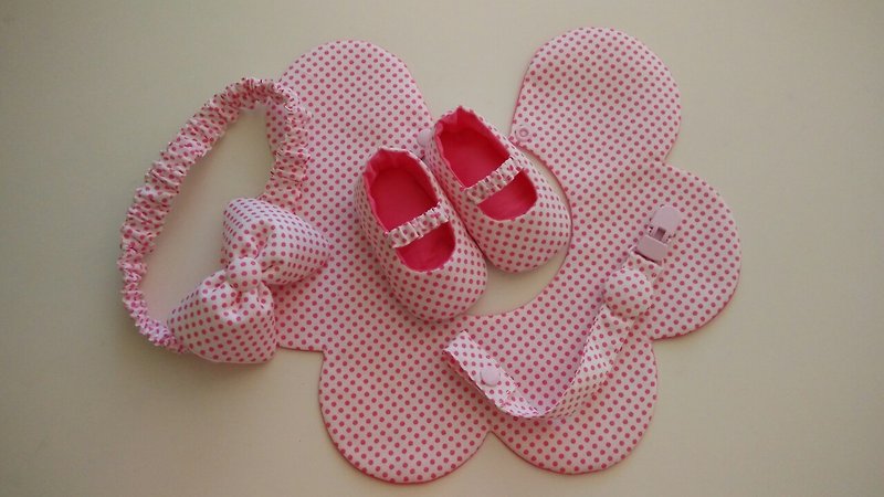 粉點點彌月禮物 嬰兒鞋+圍兜+髮帶+奶嘴夾 彌月禮盒 滿月禮盒 - 滿月禮物 - 棉．麻 粉紅色