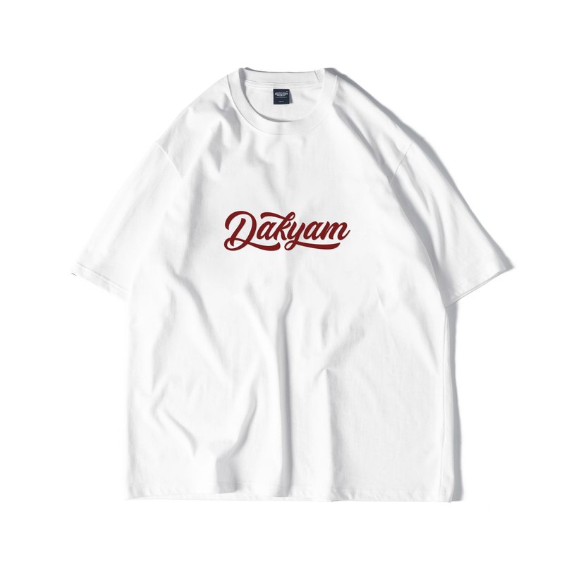 DAKYAM Basic Script Font Retro font brand LOGO printed basic short-sleeved T-shirt - เสื้อยืดผู้ชาย - ผ้าฝ้าย/ผ้าลินิน 