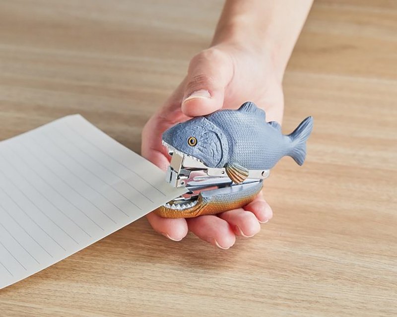 日本Magnets海洋生物造型10號針小釘書機(食人魚款) - 釘書機 - 樹脂 灰色