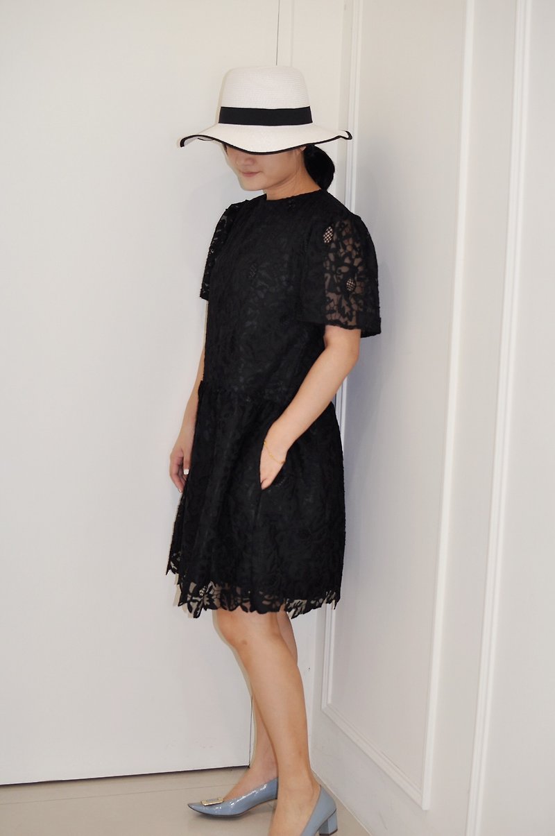 Flat 135X Taiwan designer series wave-sleeved dress black mesh embroidery lace fabric dress - ชุดเดรส - เส้นใยสังเคราะห์ สีดำ