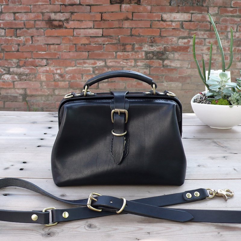 Classic doctor bag (middle) / handbag / side backpack / dual-use bag - กระเป๋าแมสเซนเจอร์ - หนังแท้ สีดำ