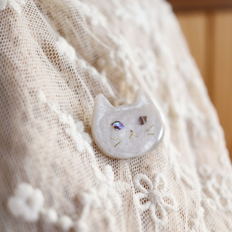 Ururu Eye Cat Brooch White Cat Pearl White Raden Style - Brooches - Shell White