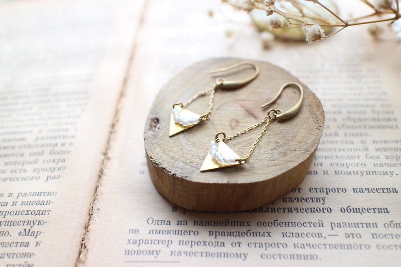 珠光三角-三角型黃銅耳環-針式 夾式 - 耳環/耳夾 - 其他金屬 