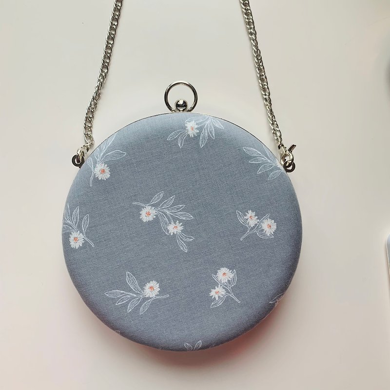 Wenqing off-white flower small round bag-can be held in hand / cross-back dual-use - กระเป๋าคลัทช์ - ผ้าฝ้าย/ผ้าลินิน สีเทา