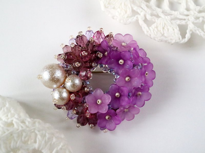 Spring Dream Wisteria  wreath brooch - เข็มกลัด - แก้ว สีม่วง