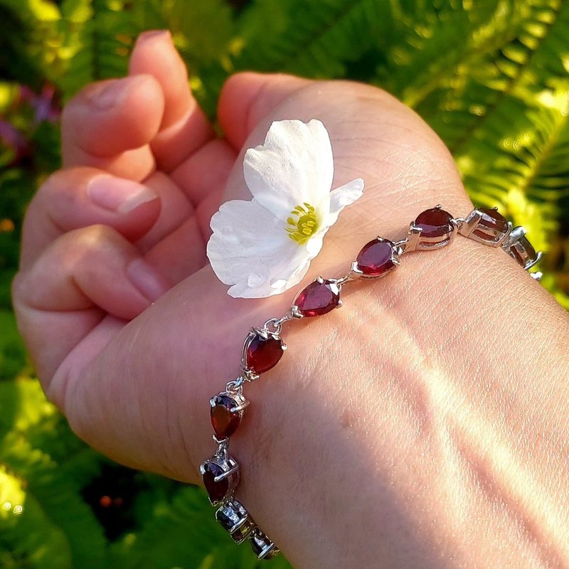 Garnet Bracelet Dark Red Gem Chanthaburi Garnet Pear Shape Genuine 925 Silver - 手鍊/手環 - 寶石 紅色