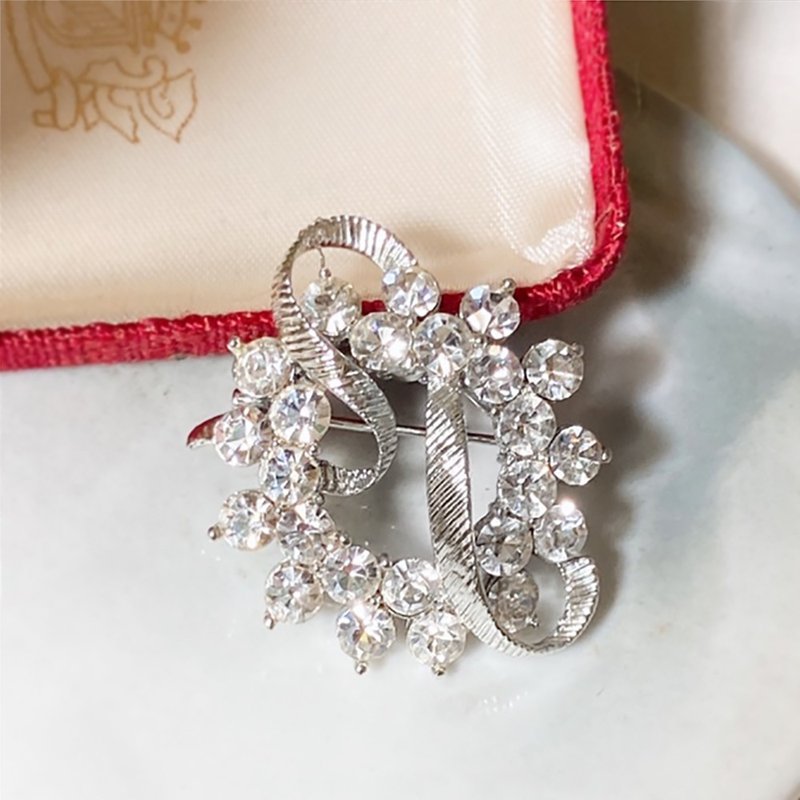 [Western Antique Jewelry] Wreath-like brushed ribbons surround natural and elegant Rhinestone badge brooch - เข็มกลัด - เครื่องประดับ สีเงิน