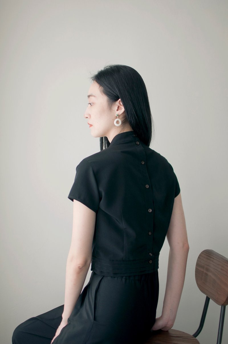 Short-sleeve top with collar and back buckle // black - เสื้อผู้หญิง - เส้นใยสังเคราะห์ สีดำ